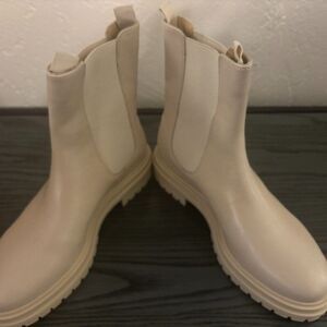 NEW!!! Women's Tony Bianco Wolfe Vanilla Capretto 9 M
